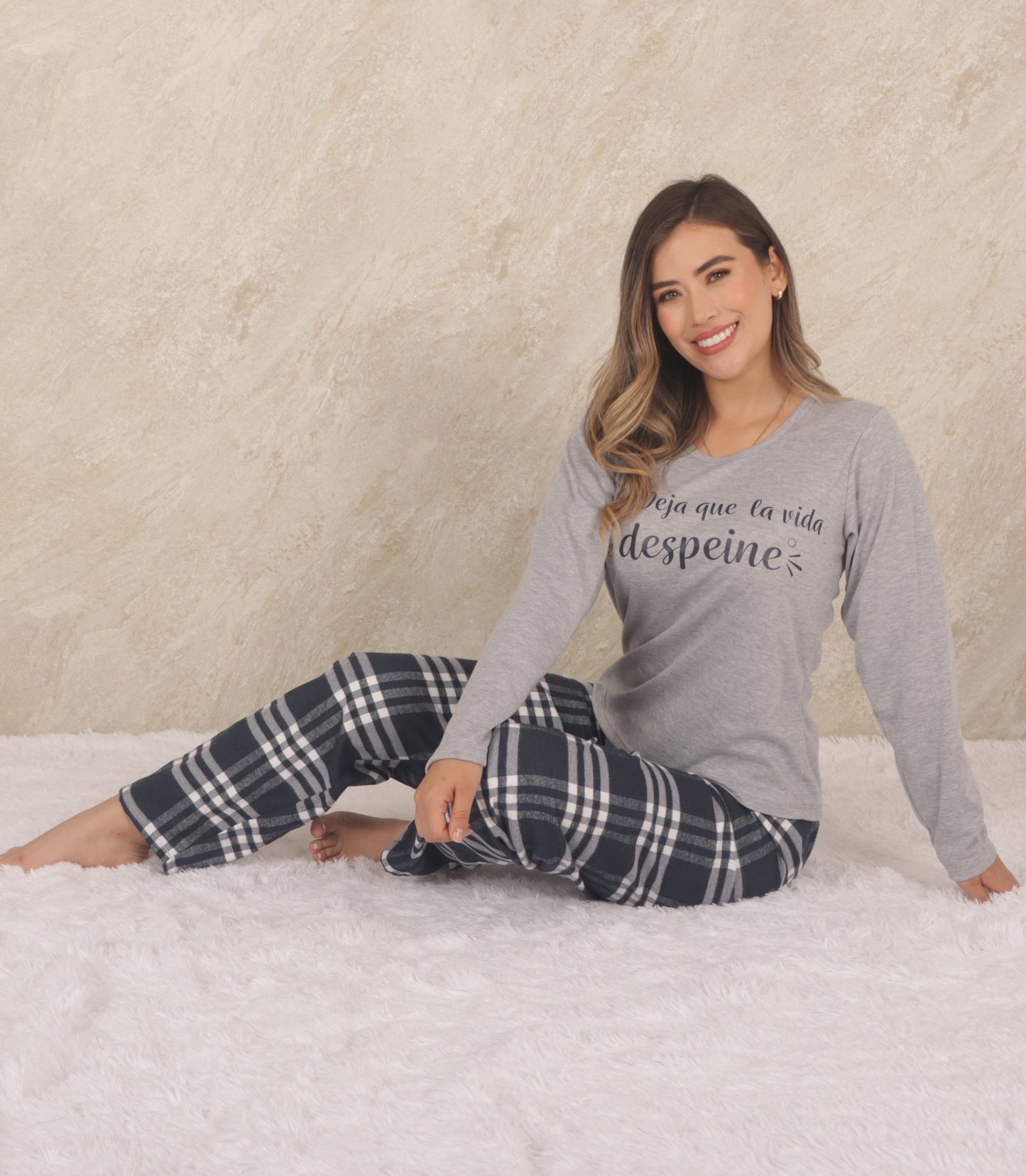 Pantalón a cuadros y buzo